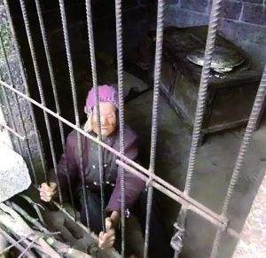 湖南老人被关猪圈时儿子在外打工 警方控制儿媳