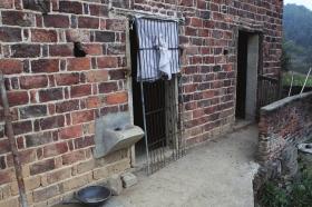 湖南老人被关猪圈时儿子在外打工 警方控制儿媳