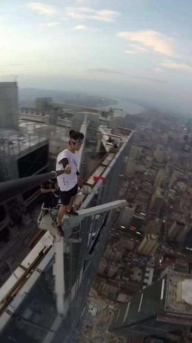 国内高空挑战第一人失手坠楼 其女友证实死亡消息