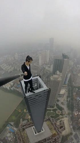 国内高空挑战第一人失手坠楼 其女友证实死亡消息