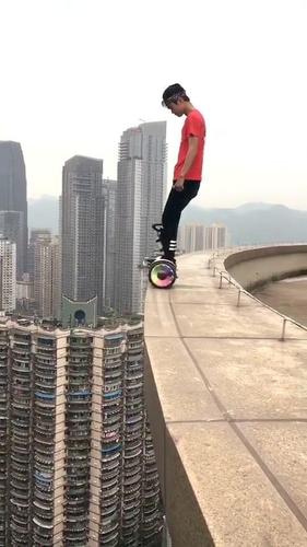 国内高空挑战第一人失手坠楼 其女友证实死亡消息