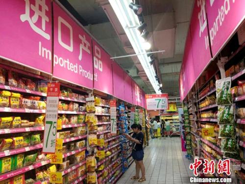 市民在超市里购物。<a target='_blank' href='http://www.chinanews.com/' >中新网</a>记者 李金磊 摄