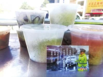 送给交警岗的神秘午餐 记者董楠摄