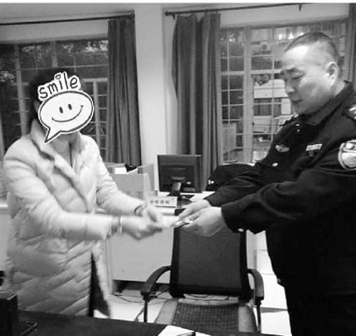 民警把钱还给了彭女士。