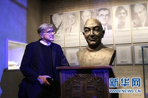 中国侨网2017年12月13日，克里斯·马吉与祖父约翰·马吉的铜像合影。新华网发（王珊宁 摄）