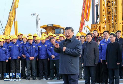 2017年12月12日至13日，中共中央总书记、国家主席、中央军委主席习近平在江苏徐州市考察。这是12日下午，习近平在徐工集团重型机械有限公司亲切看望劳动模范、技术能手等职工代表，鼓励他们在为实现中国梦的奋斗中争取人人出彩。新华社记者 谢环驰 摄