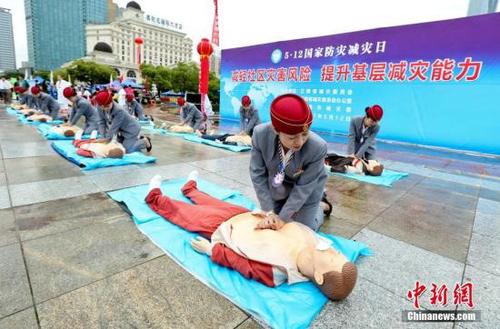 资料图：高铁乘务员演示心肺复苏、止血包扎等。 张学东 摄