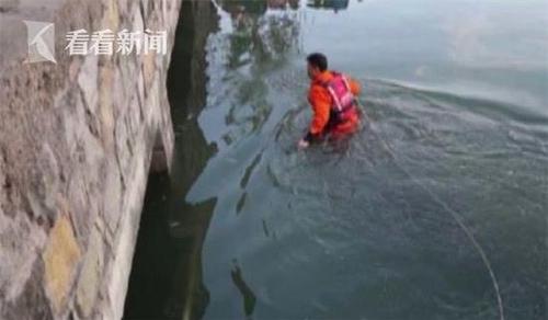 男子醉酒后跳河在水中尬舞 还和消防员躲猫猫