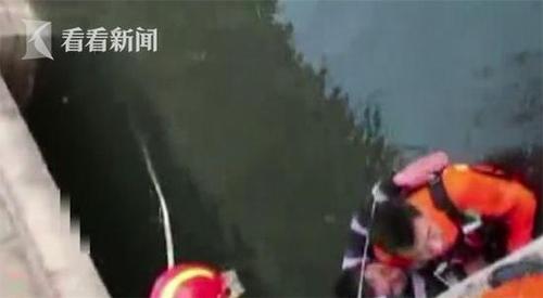 男子醉酒后跳河在水中尬舞 还和消防员躲猫猫