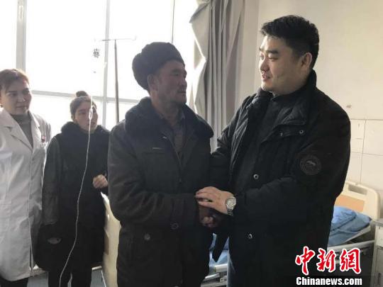 麦麦提敏的岳父紧握着顾宝玉得手不停地感谢他。　丁晓丹 摄