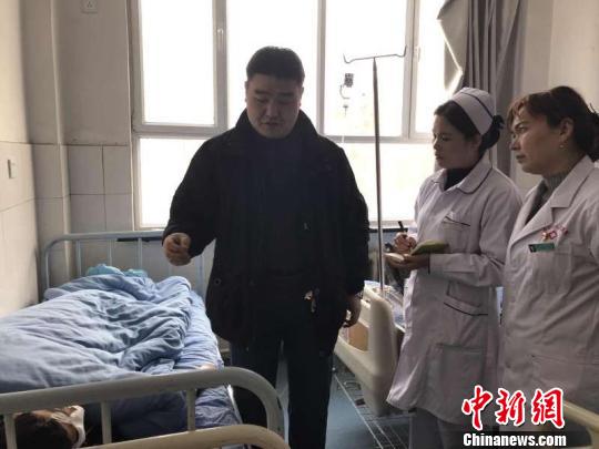 顾宝玉事无巨细地反复叮嘱后期恢复护理注意事项。　丁晓丹 摄