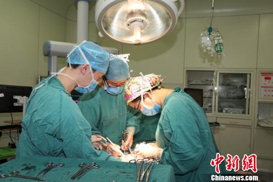 女子疑似怀胎6个月手术取出15斤重巨型子宫肌瘤