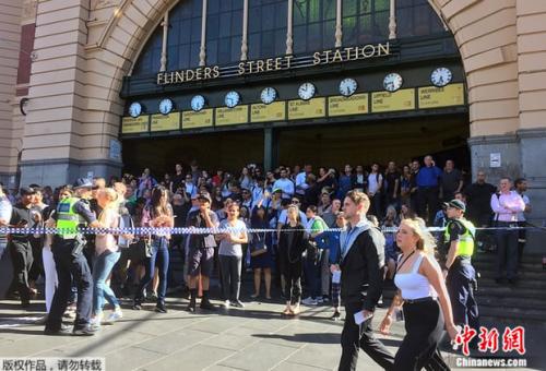 当地时间21日下午,澳大利亚墨尔本发生汽车冲撞人群事件。 当地时间21日下午,澳大利亚墨尔本发生汽车冲撞人群事件。