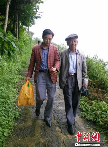 志愿者拍摄的老兵生前照片。　胡家兴 摄