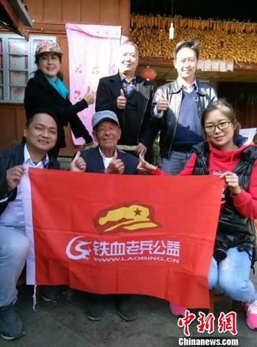 志愿者拍摄的老兵生前照片。　胡家兴 摄