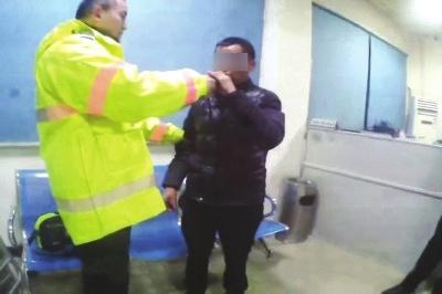 　民警正在对男子进行酒精检测。警方供图