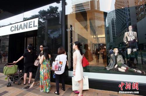 香港尖沙咀广东道，世界顶级品牌奢侈品商店林立。吸引不少高端消费的游客选购。 <a target='_blank' href='http://www.chinanews.com/'>中新社</a>记者 洪少葵 摄