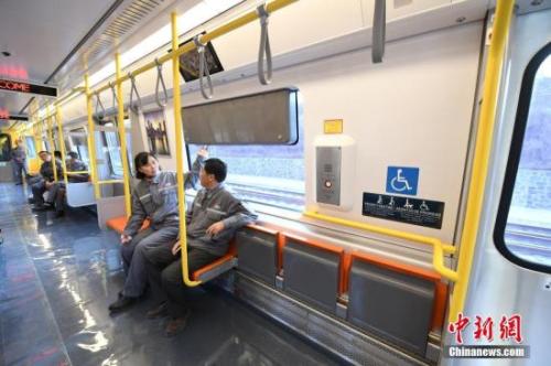 工人体验美国波士顿橙线地铁车(资料图)。<a target='_blank' href='http://www.chinanews.com/'>中新社</a>记者 张瑶 摄