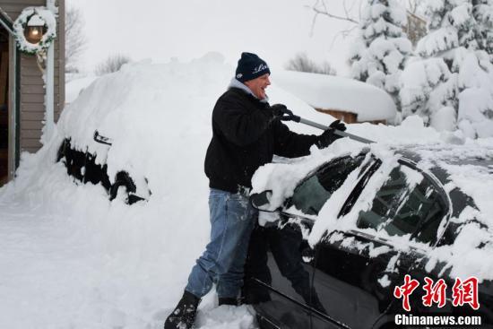 小镇降1.5米暴雪 开车出门全靠挖