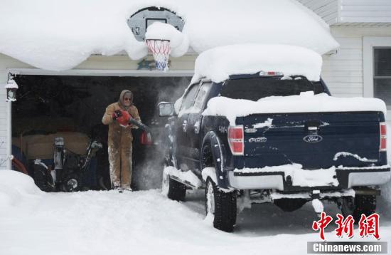 小镇降1.5米暴雪 开车出门全靠挖