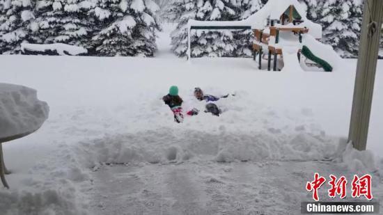 小镇降1.5米暴雪 开车出门全靠挖