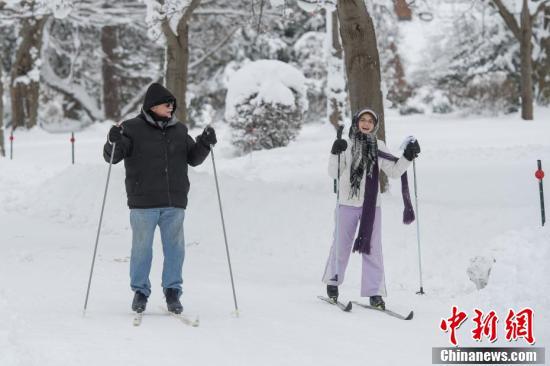 小镇降1.5米暴雪 开车出门全靠挖