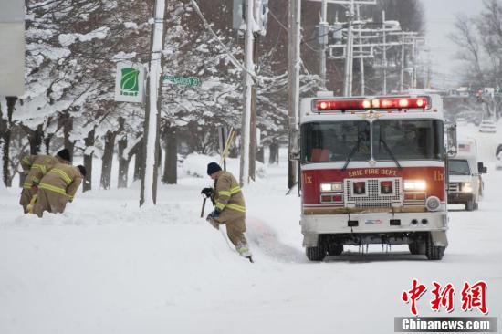 小镇降1.5米暴雪 开车出门全靠挖