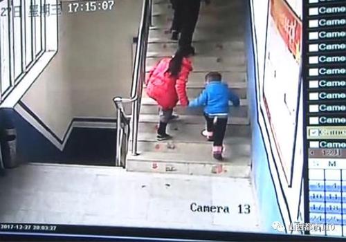 狠心！父亲将一双年幼儿女扔在派出所门口