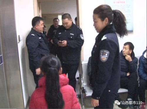 狠心！父亲将一双年幼儿女扔在派出所门口