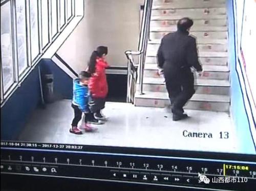 狠心！父亲将一双年幼儿女扔在派出所门口
