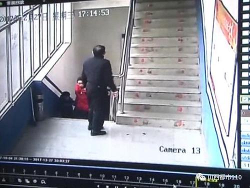 狠心！父亲将一双年幼儿女扔在派出所门口