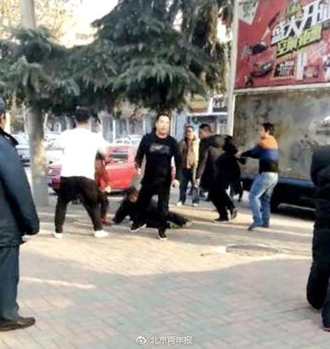 司机殴打50岁环卫和4名劝阻老人 警方:已锁定嫌犯