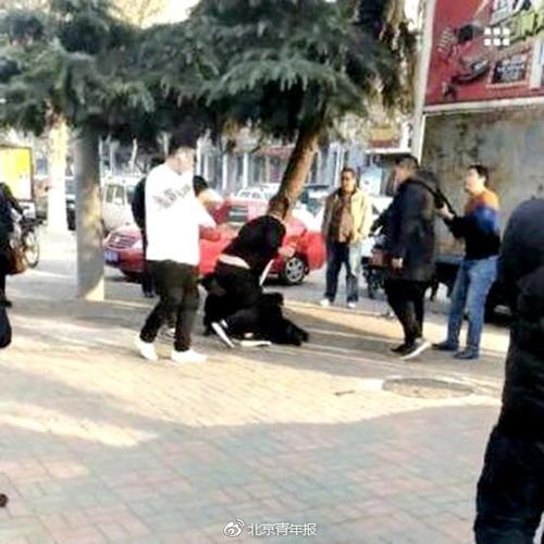 司机殴打50岁环卫和4名劝阻老人 警方:已锁定嫌犯