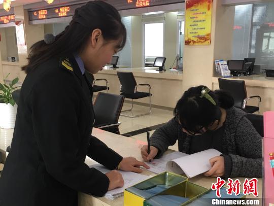 90后食药监“窗口小花”刘超：简化服务流程方便办事群众