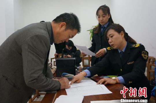 随着工作不断推进，该窗口根据实际情况，优化审批流程，积极摸索“无纸化审批”，方便熟练操作电脑的办事群众足不出户全程网上办理，解决一些不便到场办理的人的实际难题。受访者提供