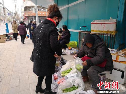 甘肃七旬老人卖菜为病逝儿子还债食白饼宿街头