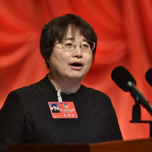谭  菲
