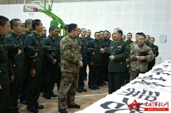 军旅书法家走边防：重笔写边关 浓墨润兵心