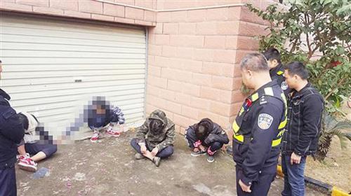 盗窃团伙被保安发现后扔炮挑衅 保安业主联手抓获
