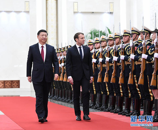 1月9日，国家主席习近平在北京人民大会堂同法国总统马克龙举行会谈。这是会谈前，习近平在人民大会堂北大厅为马克龙举行欢迎仪式。2