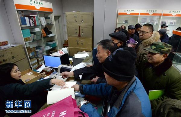 　1月10日，集邮爱好者在中国邮政集团公司河北邯郸市分公司购买《拜年》特种邮票。当日，中国邮政发行《拜年》特种邮票1套1枚，全套邮票面值为1.20元。该套邮票是《拜年》系列的第四套。