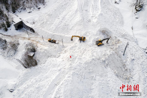 据外媒报道，瑞士著名滑雪胜地策马特连日暴雪，积雪阻塞所有通往当地的道路和铁路，交通完全中断，多达1.3万名游客被困。图为当地时间1月11日，铲雪车和挖掘机正在铲除掩埋住铁路的积雪。