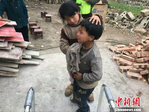 云南给哥当“小拐杖”女孩家境贫寒父母有智力障碍