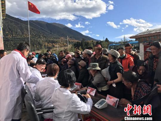 图为援藏医生为林芝农牧民义诊赠药。　张宁 摄