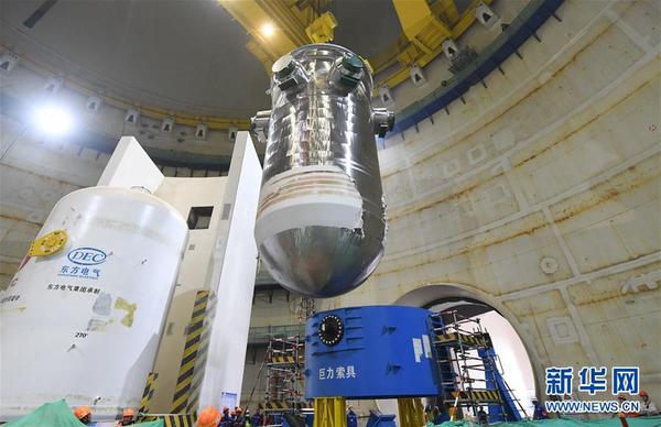 1月28日，福清核电5号机组反应堆压力容器在吊装中。2