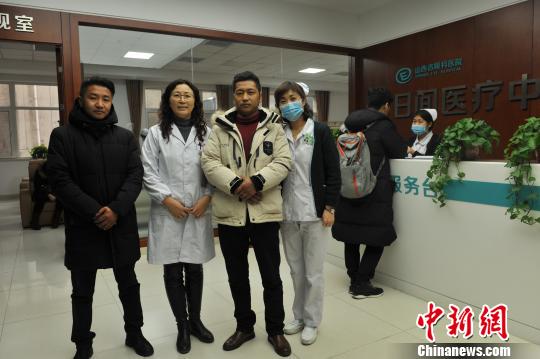 冯雪亮对患者进行术后宣教,并嘱咐定期到当地医院复查,米玛顿珠随即办理出院。 孙莉萍 摄 冯雪亮对患者进行术后宣教,并嘱咐定期到当地医院复查,米玛顿珠随即办理出院。 孙莉萍 摄