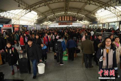 资料图：旅客出站。陈超 摄