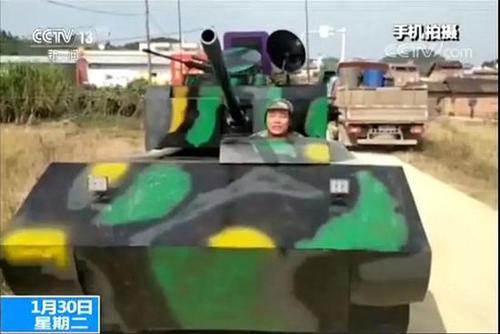 男子为当网红自制最牛坦克 刚一上路就悲剧了