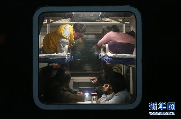 　2月1日凌晨，旅客乘坐由上海南发往重庆北的K4085次列车。此趟列车是由上海始发的第一列春运列车。当日，2018年春运正式启动。