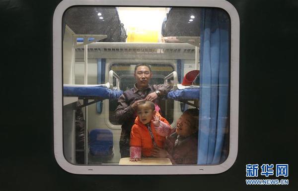 　2月1日凌晨，旅客乘坐由上海南发往重庆北的K4085次列车。此趟列车是由上海始发的第一列春运列车。当日，2018年春运正式启动。3
